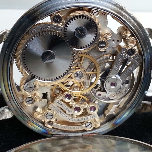 What is the difference between a quartz watch and an automatic watch?